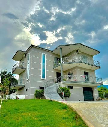 Maison d’hôte pour 3 personnes, avec terrasse ainsi que vue et jardin dans Gjirokastër
