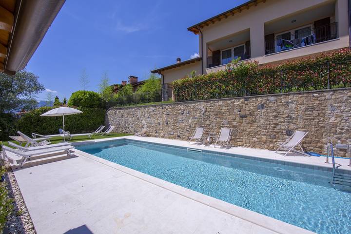 Apartamento de vacaciones para 6 personas, con vistas al lago además de piscina y terraza, Familias con niños - 1