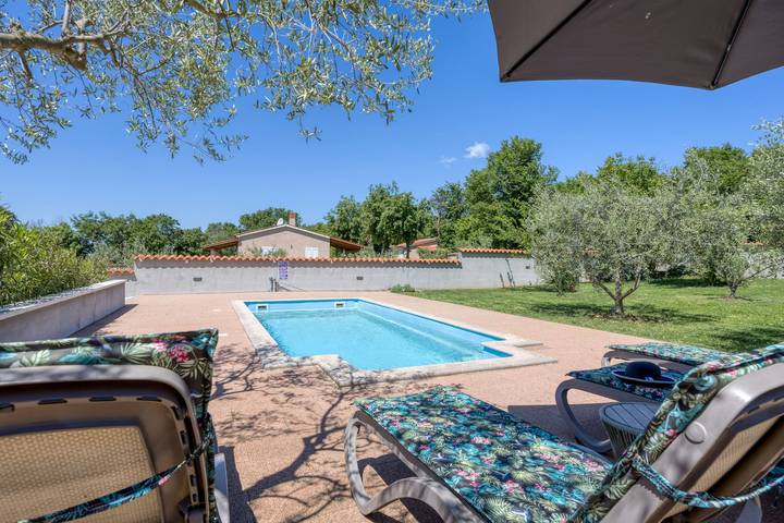 Ferienhaus für 4 Personen, mit Terrasse und Pool