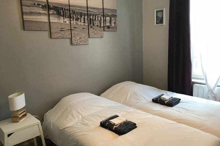Apartamento entero, Cuádruple-Familiar-Baño en la habitacion-Vista a la Ciudad in San Quintín (Aisne), Aisne