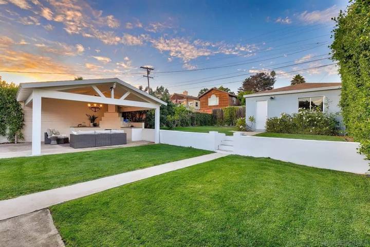 Vacation house for 8 people, with balcony and yard, kid friendly in San Diego