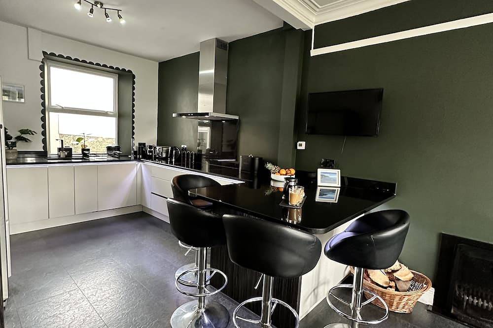 Beautiful House in picturesque Morfa Nefyn. Sleeps 12 and 2 mins from the beach in Nefyn, Gwynedd