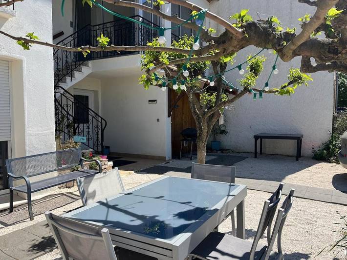 Gîte pour 4 personnes, avec terrasse à Montblanc