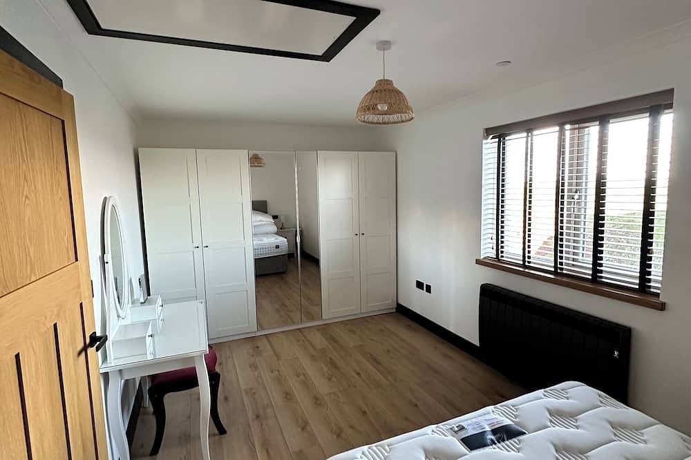 Modern accommodation with scenic views of Llansteffan. in Carmarthenshire