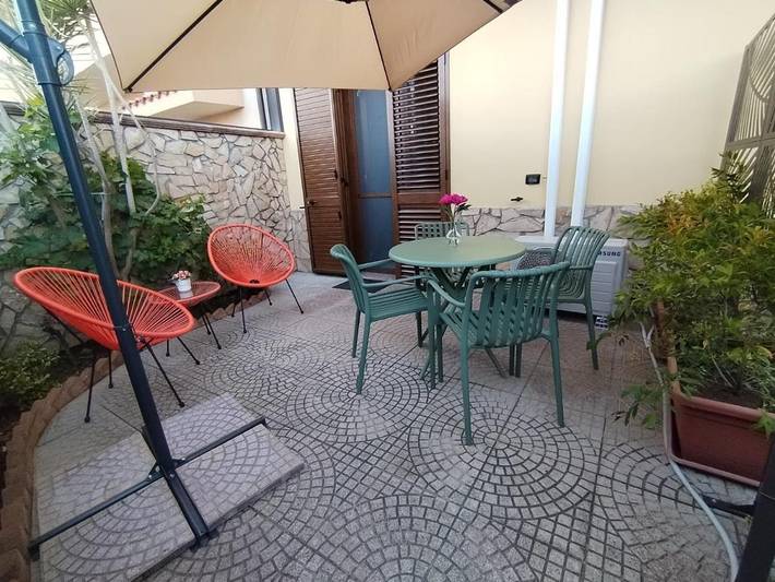 Gîte pour 4 personnes, avec jardin, adapté aux familles dans Gallico Marina - 2