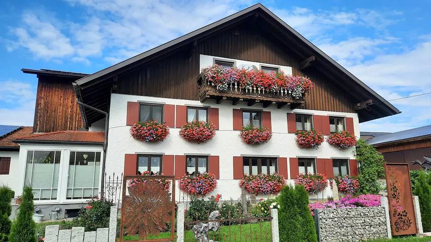 Ferienwohnung für 5 Personen, mit Garten und Balkon in Seeg