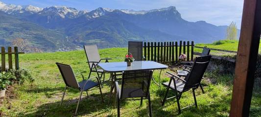 Gîte pour 4 personnes, avec vue sur le lac ainsi que vue et jardin, animaux acceptés à Puy-Sanières