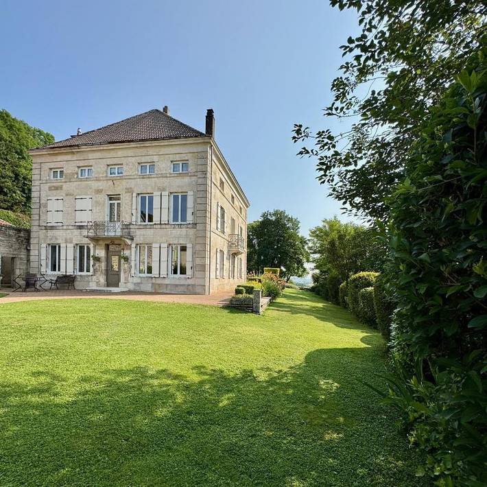 Location de vacances pour 2 personnes, avec jardin et terrasse ainsi que piscine et vue à Val-de-Meuse