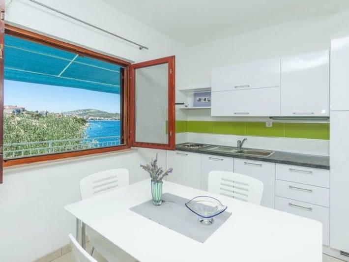 Ganze Wohnung, In Dvornica mit Gepflegtem Garten in Razanj, Šibenik-Knin