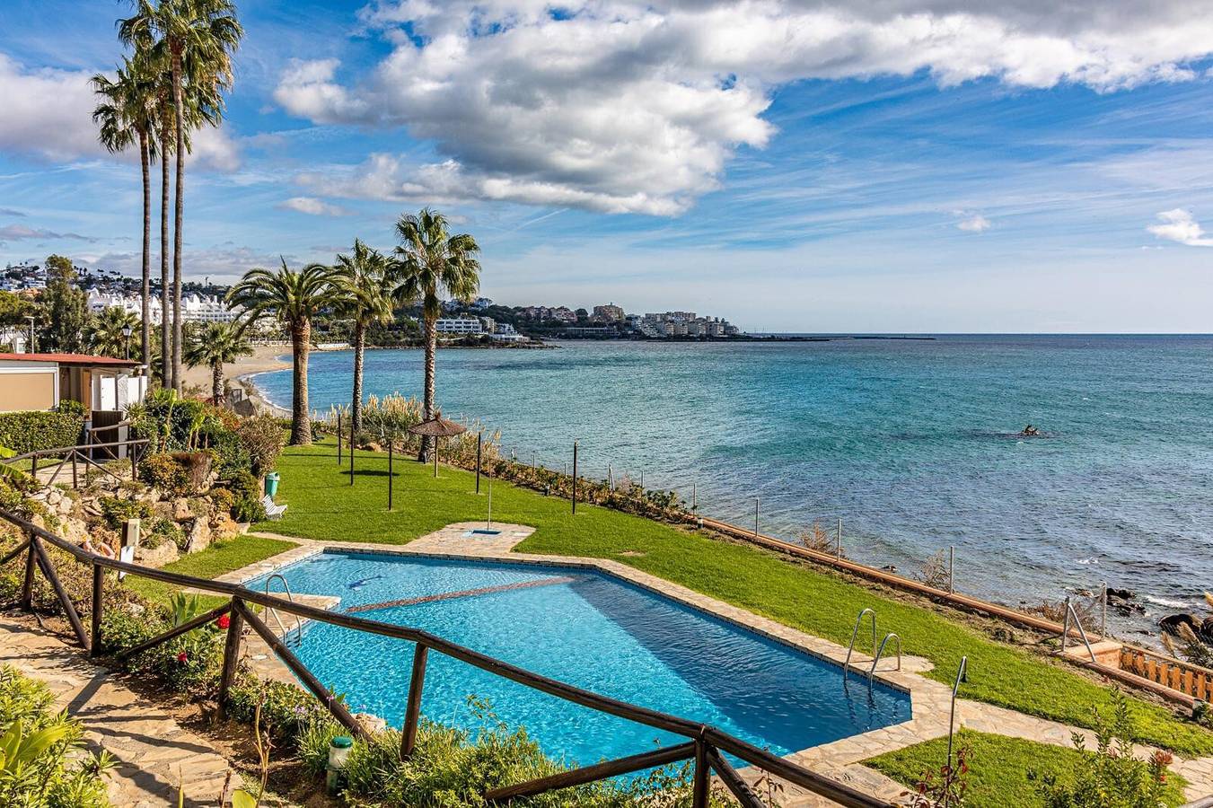 Casa vacacional 'Beachfront Bohochic 2' con balcón, Wi-Fi y aire acondicionado in Playa de Guadalobon, Estepona