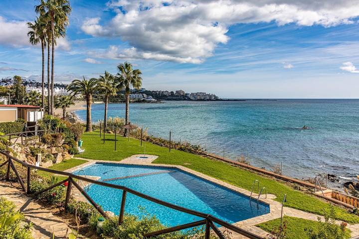 Ferienhaus „Beachfront Bohochic 2“ mit Balkon, WLAN und Klimaanlage in Playa de Guadalobon, Estepona
