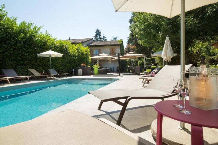 Hôtel pour 6 personnes, avec Terrasse ainsi que Jardin et Piscine à La Boisse