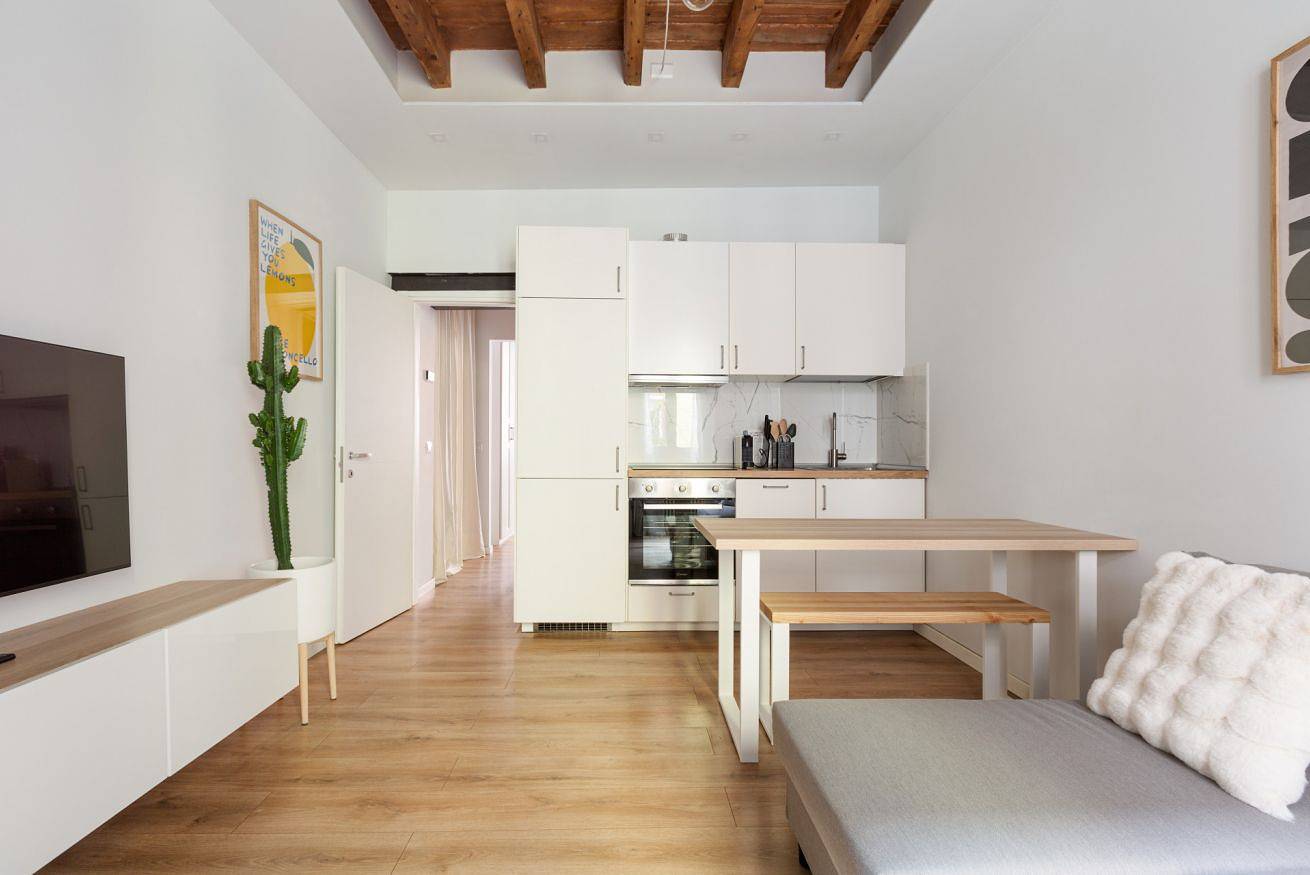 Entire apartment, Bright Apartment 450m from "Pasteur" M1 in Milan, Milan Province