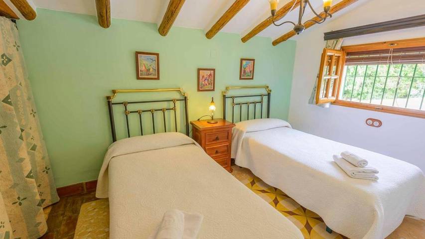 Casa de vacaciones para 6 personas, con Terraza además de Jardín y Piscina en Parque Natural Sierras Subbéticas - 4