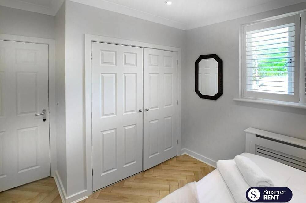 Chobham - 3 Bedroom Townhouse W/ Garden & Parking in Chobham, Surrey