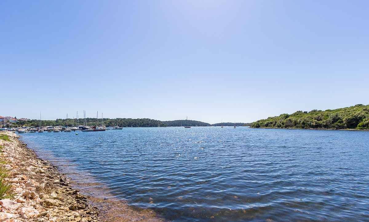 Ganze Ferienwohnung, Ferienwohnung mit schönem Garten zur gemeinsamen Nutzung  in Vinkuran, Südküste Istrien