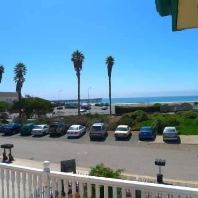 Sammelplatz mit Blick auf Strand, Pier und die Innenstadt von Cayucos in Cayucos, San Luis Obispo County