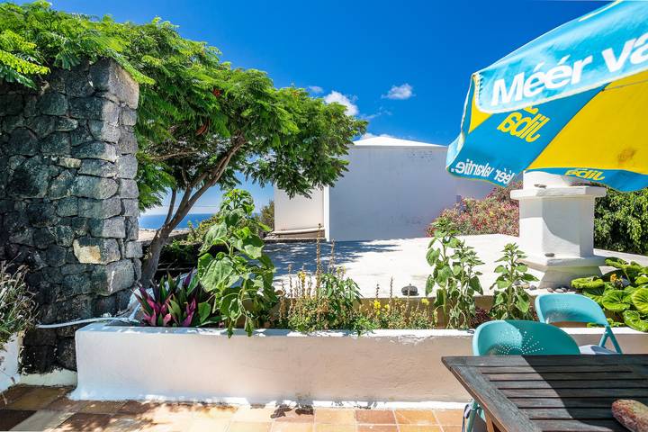 Entire apartment, Vacation Home "Villa Jupe" with Terraces, Garden, Ocean/Mountain Views & Wi-Fi in Tías, Lanzarote