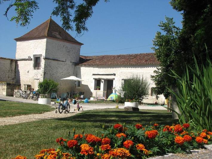 Location de vacances pour 9 personnes, avec piscine ainsi que vue et jardin à Salles-Lavalette
