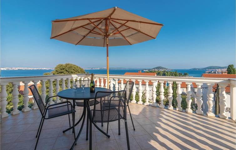 Ganze Ferienwohnung, Apartment mit Meerblick, Terrasse, WLAN und Parkplatz – 300 m bis zur Küste in Plaža Jaz, Poljana