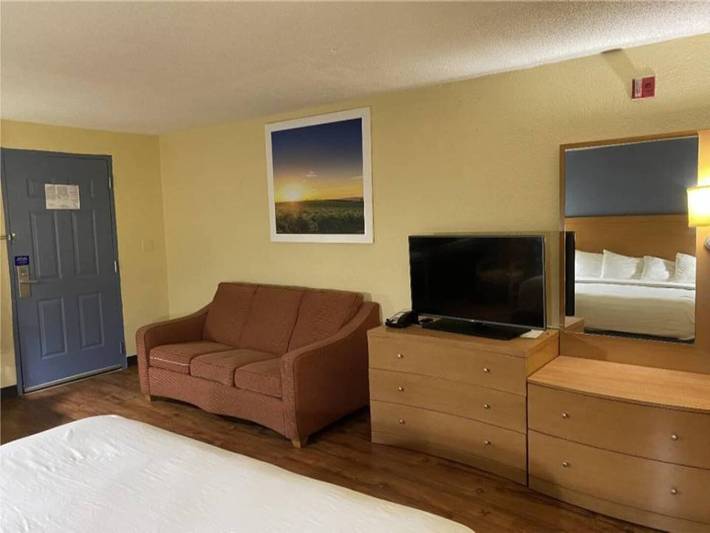 Cozy King Bed Ada Room|Free Parking in Chatham County