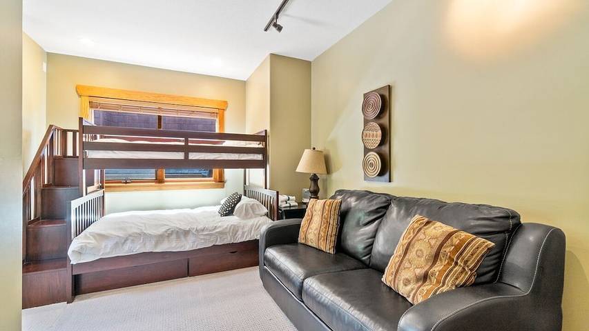 Vacation rental for 12 people, with garden and sauna as well as hot tub in Shuswap Lake