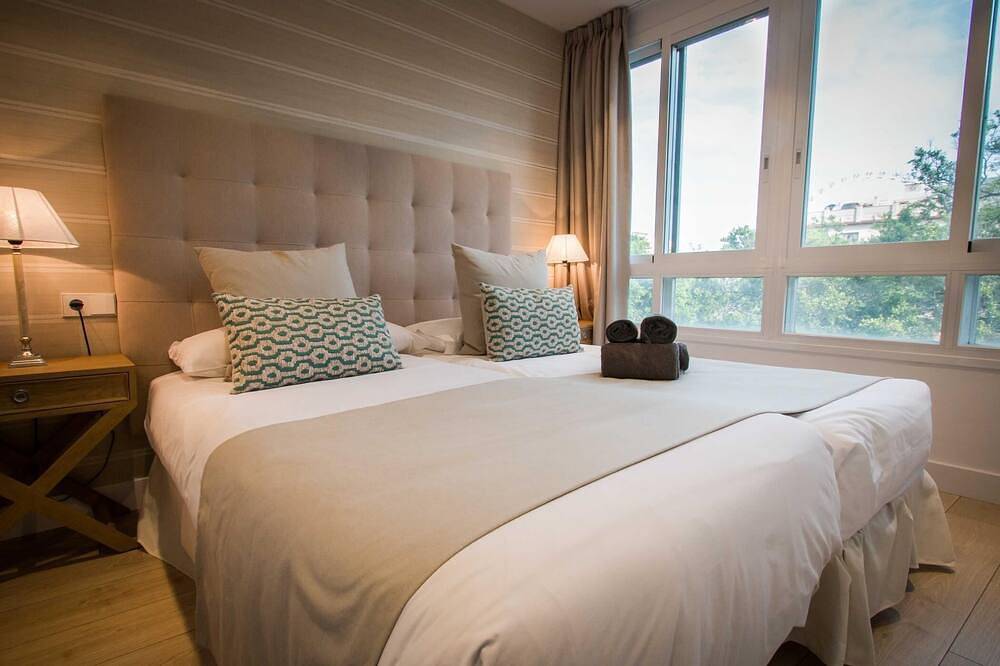 Entire apartment, Holidays2Malaga Comisario High Speed Wifi in Malaga Centro Historico, Malaga