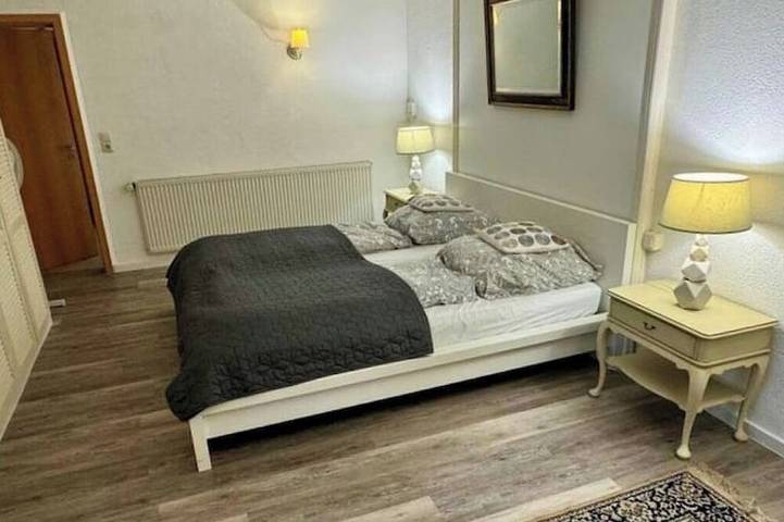 Apartamento entero, Cozy 2-room apartment with terrace, parking & excellent connections in Heusenstamm, Distrito de Offenbach