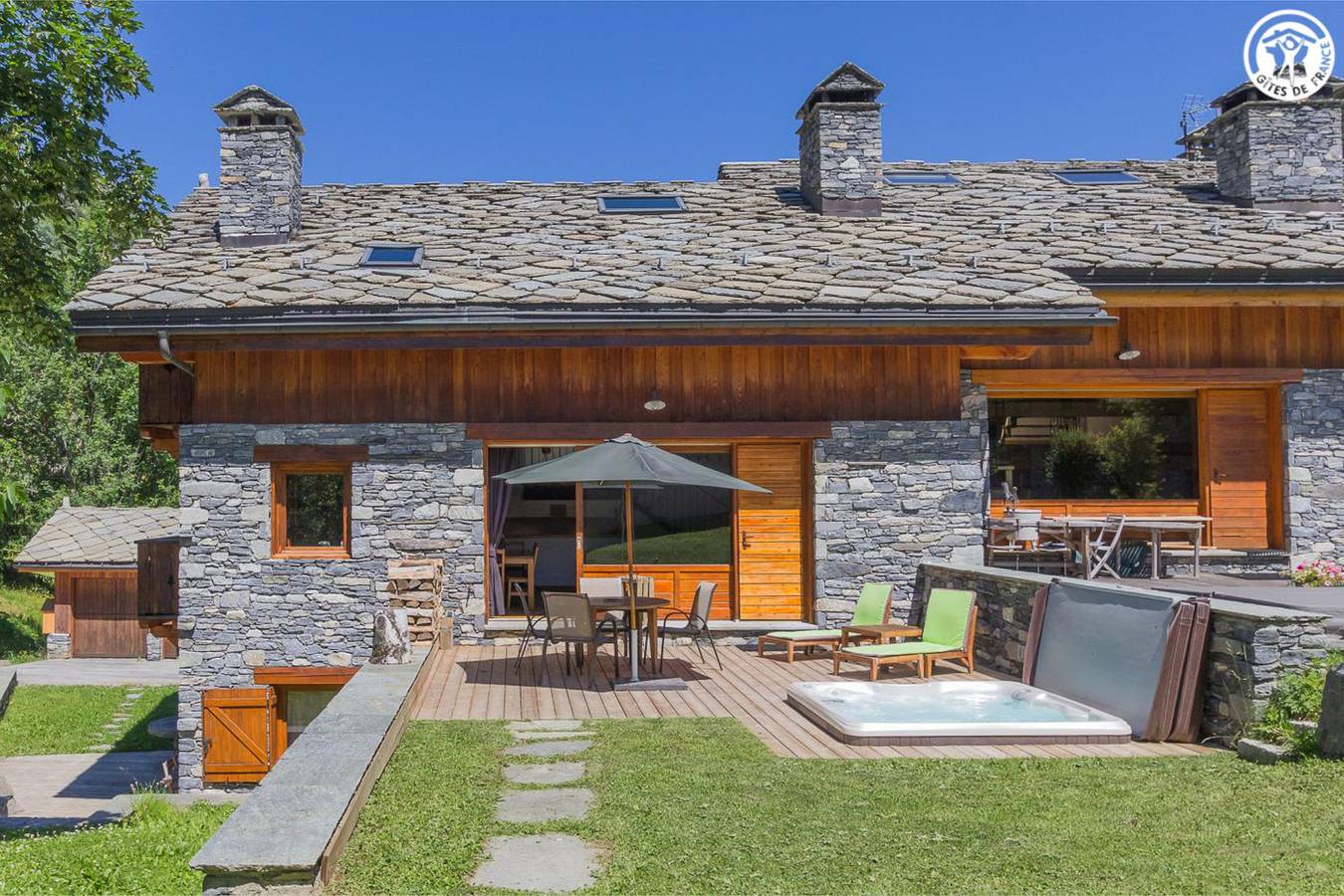 Chalet 'Duhoux' with Mountain View, Private Terrace and Wi-Fi in Les Allues, Les Trois Vallées