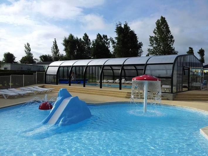 Camping pour 6 personnes, avec Terrasse ainsi que Bassin pour enfant et Piscine