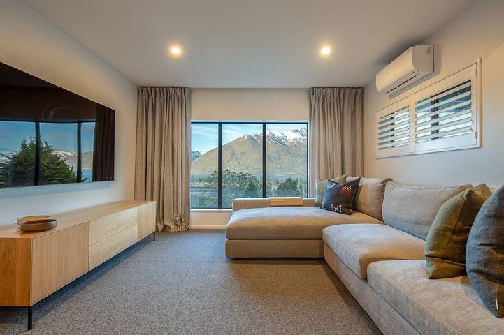 Villa for 8 people, with balcony and hot tub in Queenstown