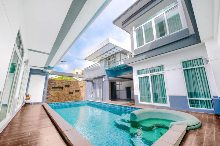 Villa voor 10 personen, with tuin and whirlpool as well as zwembad in Bangkok