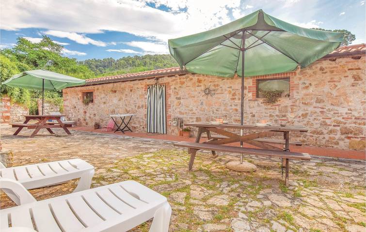 Poolside Gem : 85sqm Apt w/ Bunk beds, Kitchen & Internet in Massa Marittima, Province de Grosseto