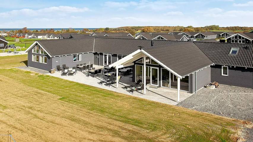 Feriehus for 31 personer, Jacuzzi og Terrasse i tillegg til Badebasseng og Sauna i Fyn