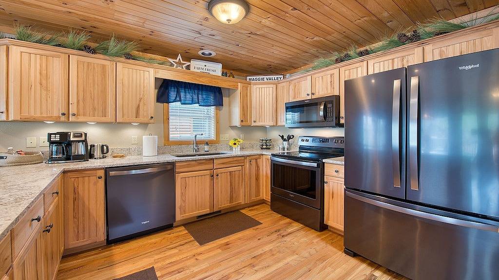 Pet-Friendly/Mountain Views/Roaming Elk/Wrap-Around Porch! in Blue Ridge Parkway, Maggie Valley