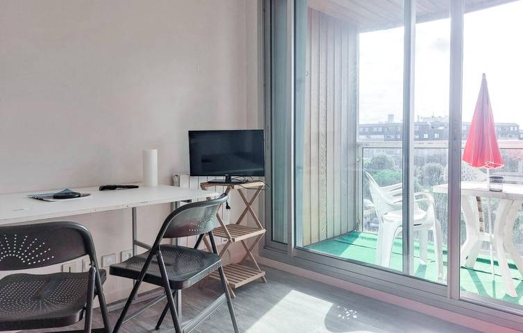 Entire holiday apartment, Sea View Apartment with Terrace, Garden, and 1km to Beach in La Rochelle, La Rochelle region