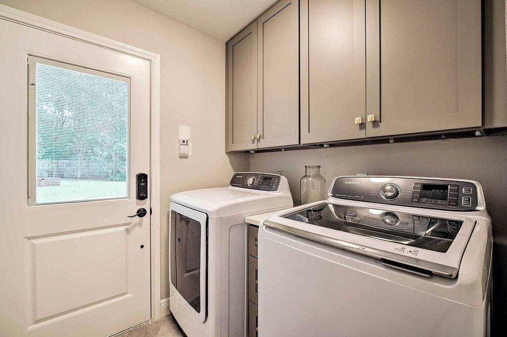 Neu! Modernes Montgomery-Haus mit Hinterhof + Deck + Grill in Lake Conroe