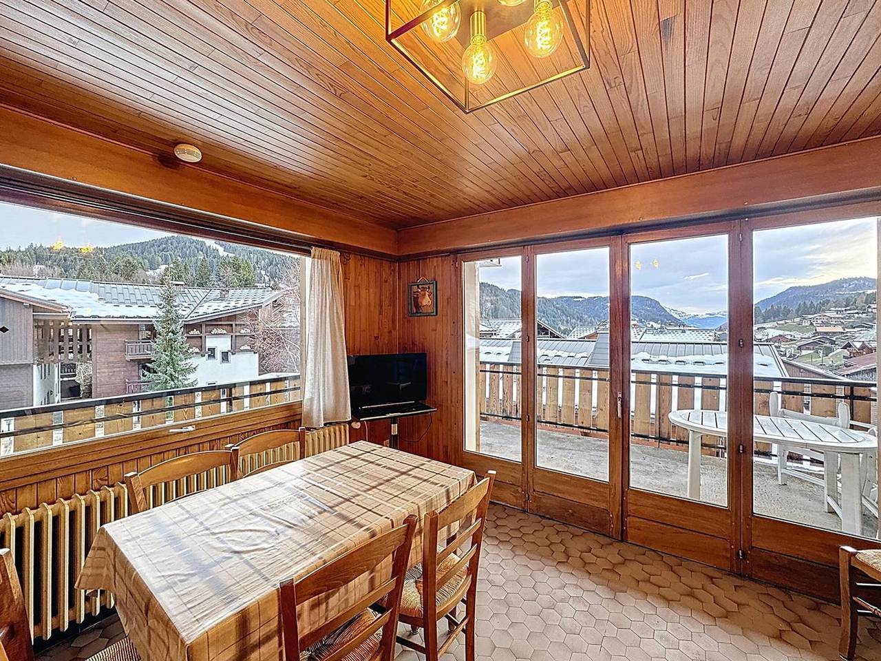 Entire apartment, Charming 3-Room Apt in Les Gets - Sleeps 6, Central Location, Free Wifi, Parking in Les Gets, Les Portes du Soleil