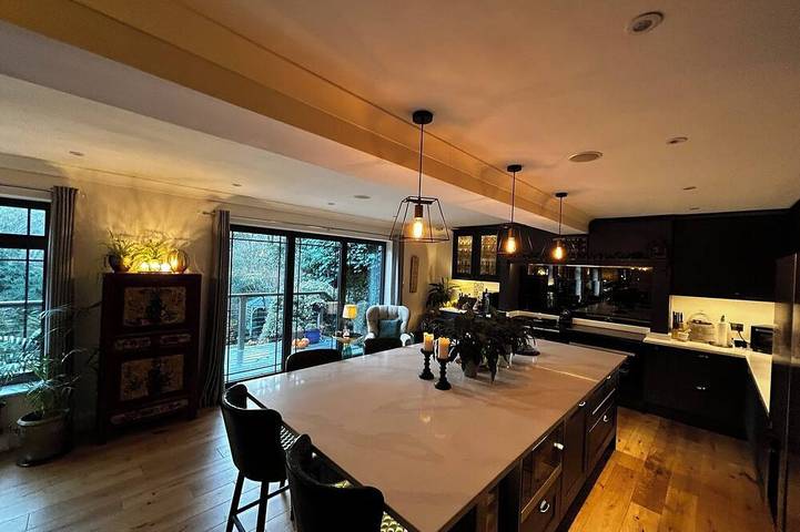 Vacation rental for 11 people, with yard and hot tub in Surrey Hills