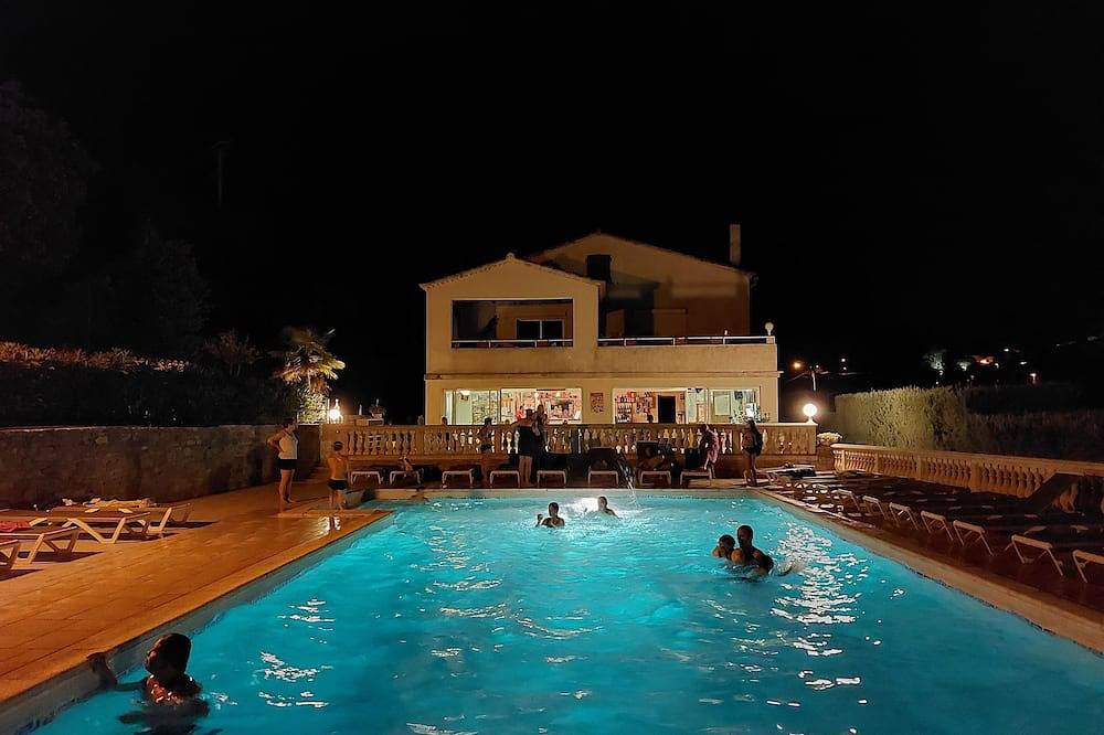 Village Vacances pour 8 Personnes dans Bessas, Ardèche