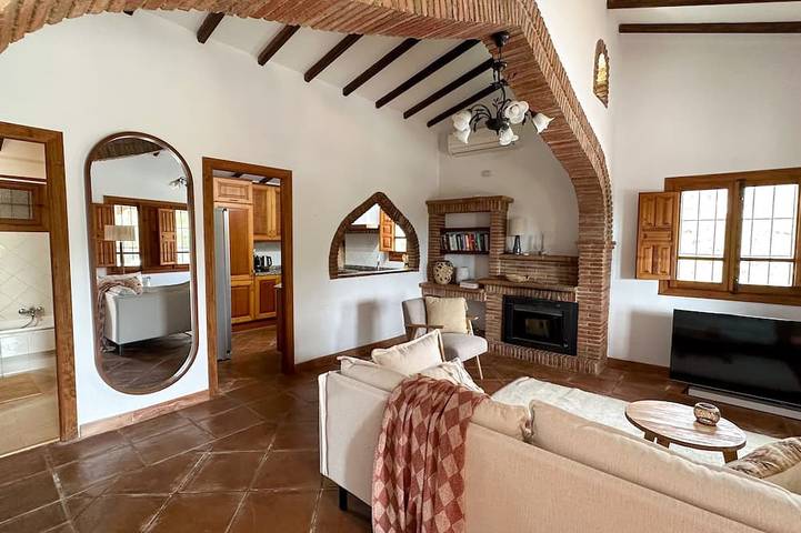 Spacious Detached Villa With Private Floodlit Pool in Los Romanes, Viñuela