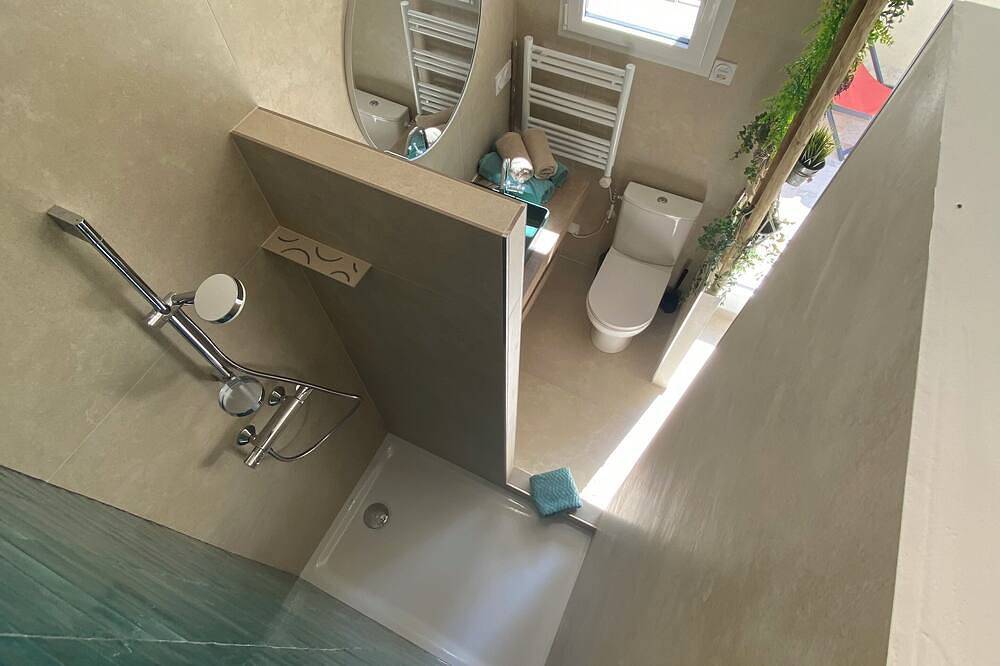 Entire apartment, L'appart Terrasse in Belgentier, Toulon region