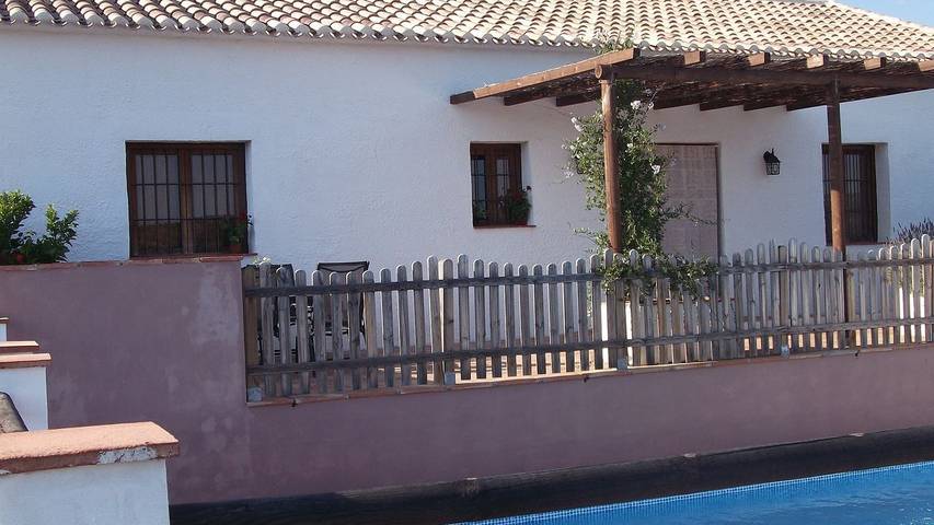 Casa rural para 6 personas, con piscina además de jacuzzi y terraza en Algarinejo