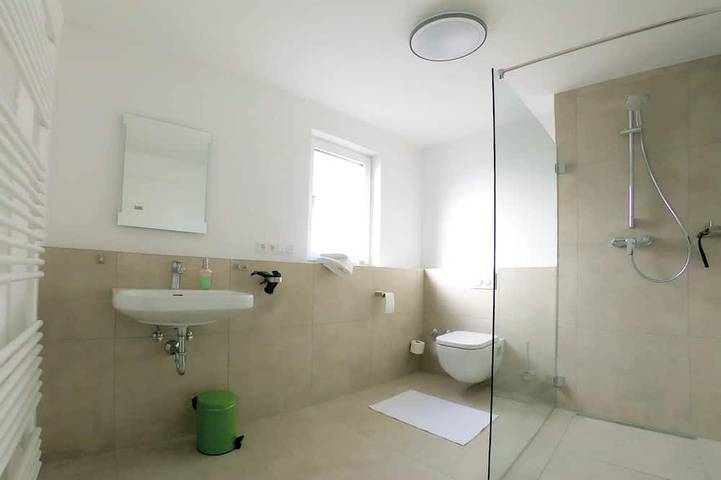 Ganze Wohnung, Studio Apartment Nr. 9 im 2. Stock rechts (Straßenseite, Dachterrasse) in Dormagen, Rhein-Kreis Neuss