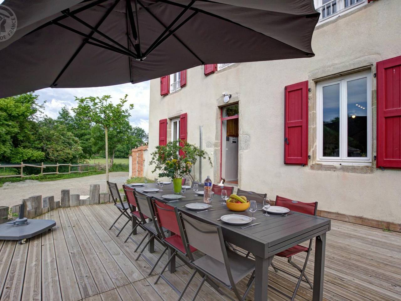 Geräumige Unterkunft mit Pool, haustierfreundlich, Wlan und privatem Parkplatz in Mornand-en-Forez, Montbrison