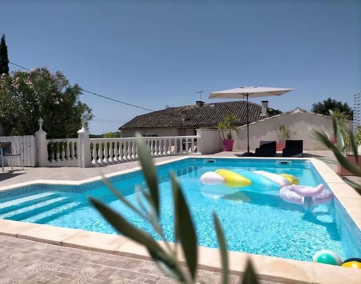 Gîte pour 4 personnes, avec jardin ainsi que terrasse et piscine à Valprionde