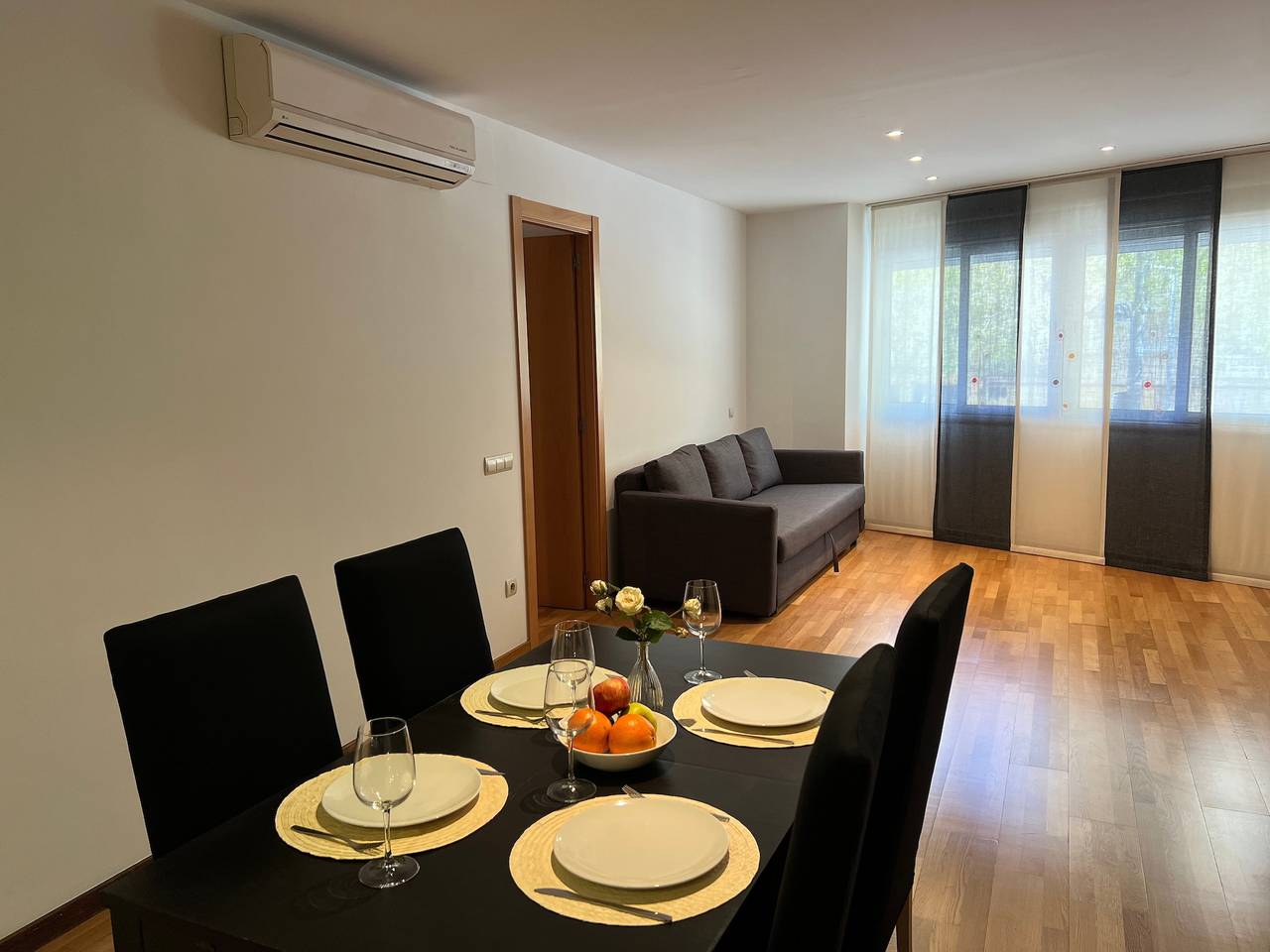 Ganze Wohnung, Helles Apartment mit zwei Schlafzimmern in Maragall in Barcelona Zentrum, Barcelona