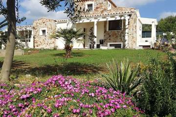 Location de vacances pour 7 personnes, avec jardin et terrasse à Castiadas