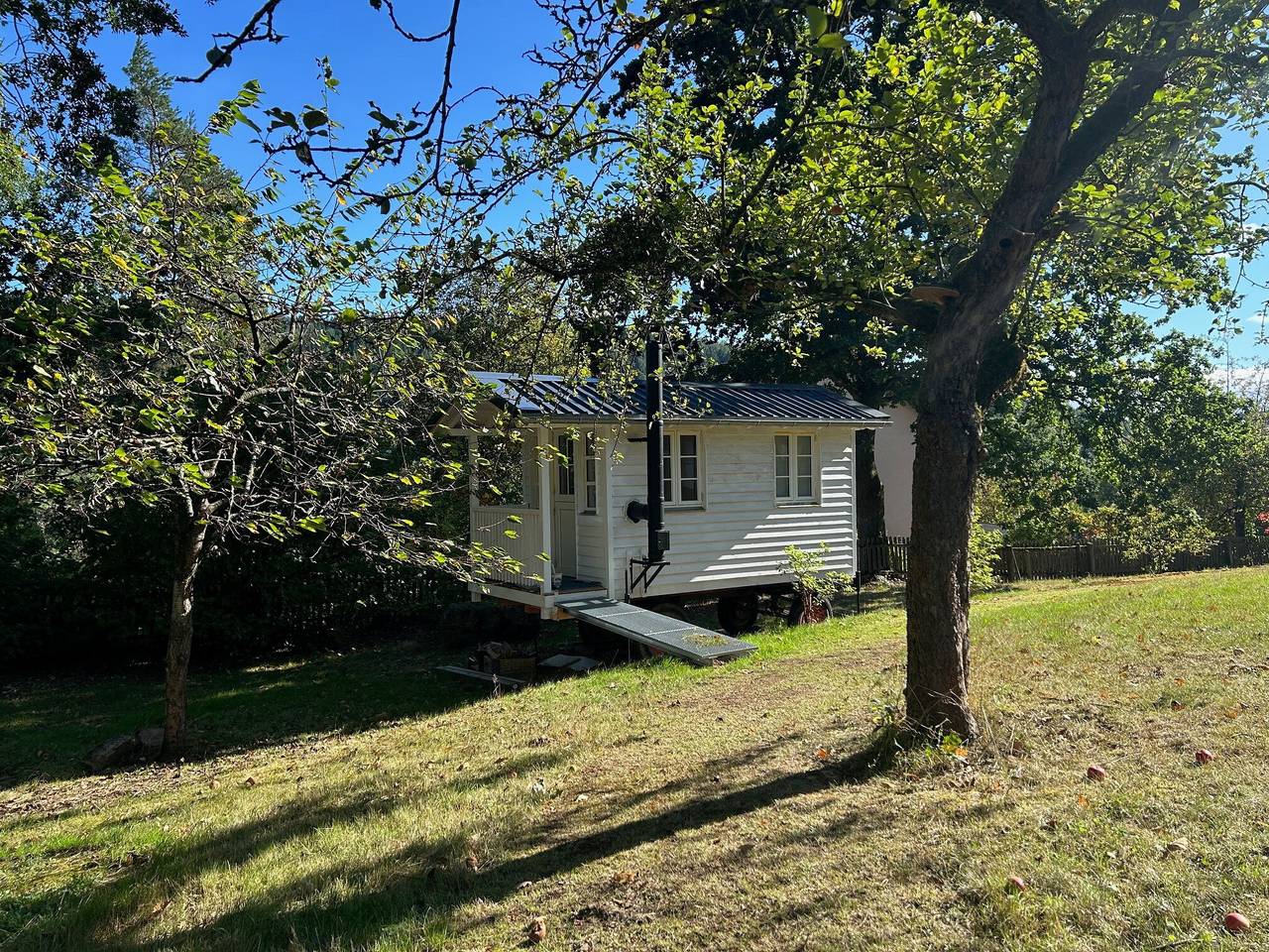 Ganze Ferienwohnung, Tiny Home Waldwagen Altes Forstamt Sinntal, sep. eig. Küche/Bad 50m entf., Bergblick, 18 Tqm Garten in Sinntal, Main-Kinzig-Kreis
