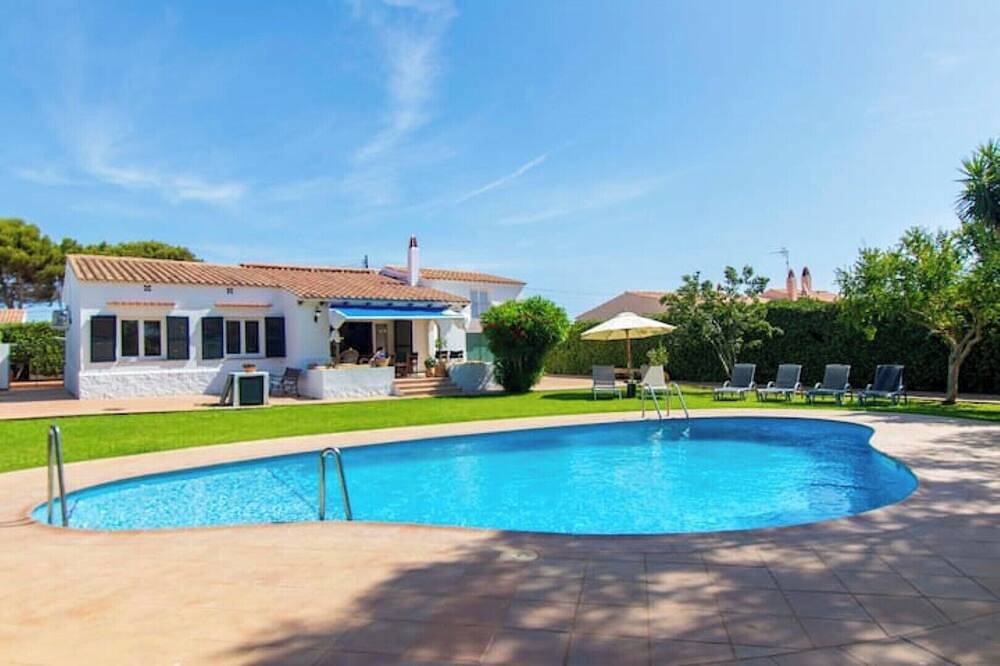Gran Piscina y Jardín, Recién Reformada, Full A/C in Punta Prima, Sant Lluís